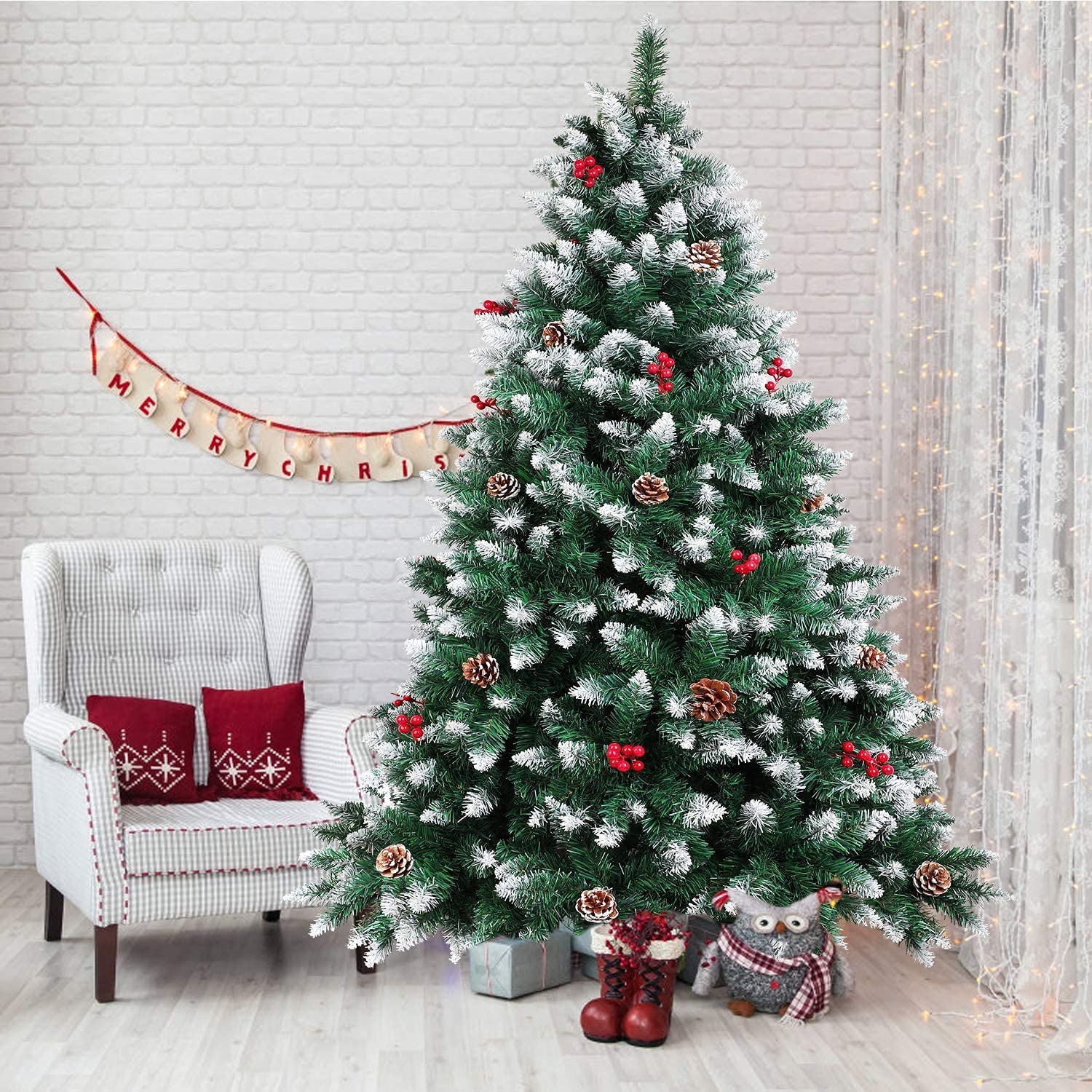 Amazon.co.jp: 装飾された松ぼっくりの赤い果実のスプルースクリスマス
